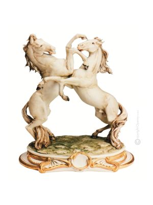 PAIRE DE CHEVAUX Figurine en porcelaine de Capodimonte, artisanat Made in Italy