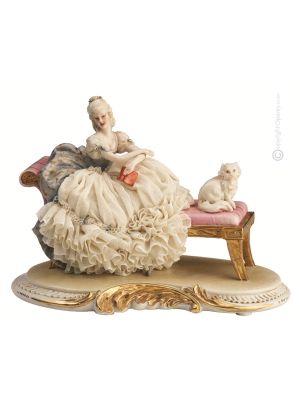 DAME SUR OTTOMAN Statuette figurine en porcelaine de Capodimonte faite à la main en Italie