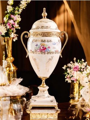 Poutiche, oeuf en céramique fine, couvercle ouvrant et décors floraux et dorés, fait main.