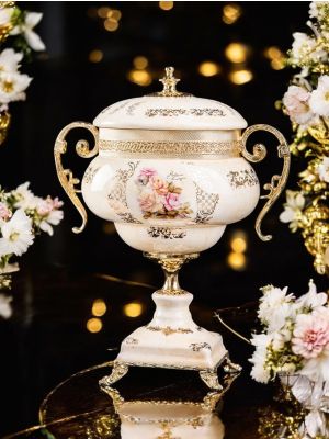 Poutiche en céramique fine, couvercle ouvrant et décors floraux et dorés, fait main.