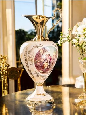 Cruche en céramique fine, décorée de dames, de chevaliers et de détails dorés, faite à la main.