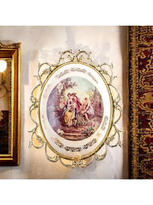 Médaillon en céramique avec décors de dames et chevaliers, détails dorés, fait main.