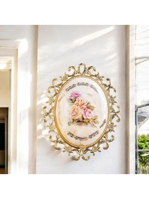 Médaillon en céramique fine avec d'élégantes décorations florales et détails dorés, fait main.