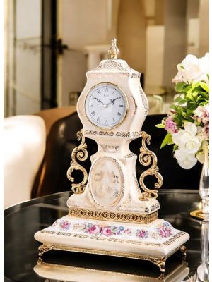 Horloge de table en céramique fine, avec décorations florales et détails dorés, réalisée à la main.