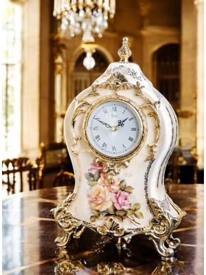 Horloge de table en céramique raffinée, avec d'élégants détails floraux et dorés, fabriquée à la main.