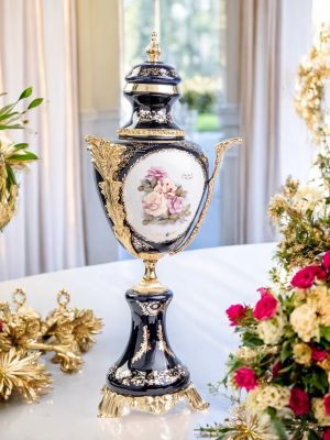 Poutiche impériale bleue en céramique fine, avec couvercle fixe et décors dorés, réalisée à la main.