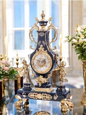 Horloge impériale en céramique raffinée, avec anges et détails dorés, fabriquée à la main.