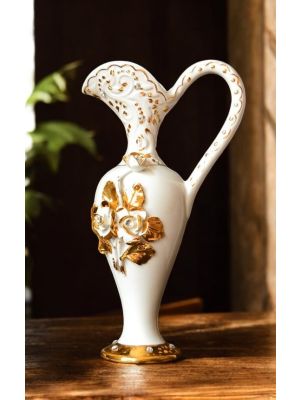 Amphore en céramique fine, enrichie de roses, de cristaux Swarovski et de finitions dorées.