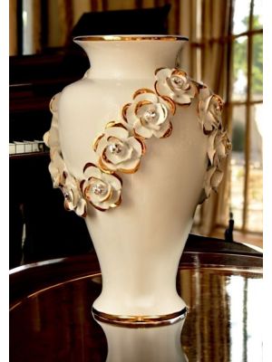 Vase en céramique de haute qualité, avec roses, cristaux Swarovski et détails dorés.