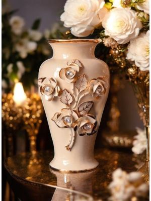 Vase en céramique de qualité, décoré de roses, de cristaux Swarovski et de détails dorés, fait à la main.