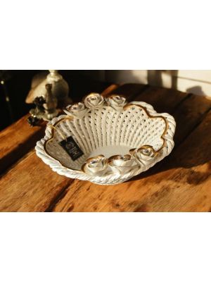 Centre de table, panier en céramique, avec roses et décorations dorées, fait main.