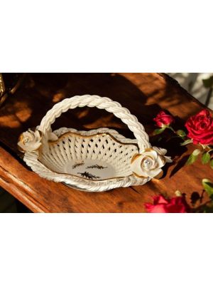 Centre de table en céramique de grande valeur, avec des roses et des détails dorés, fait à la main.