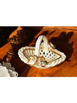 Centre de table en céramique fine, avec roses et détails dorés, fait à la main.