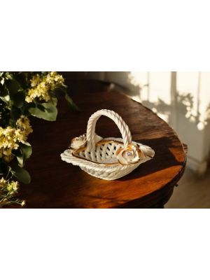 Centre de table en céramique fine, avec roses et détails dorés, fait main.