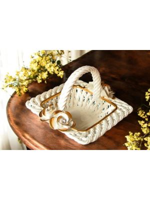 Centre de table artistique en céramique, avec roses et détails dorés, fait à la main.