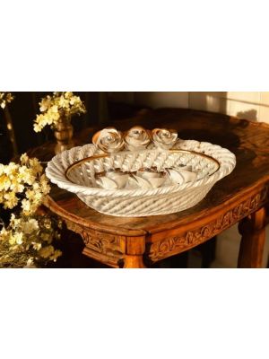 Centre de table en céramique fabriqué à la main avec des roses et des détails dorés.