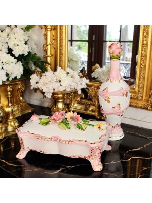 Coffret avec bouteille décorée en céramique de style baroque, avec des fleurs et des détails dorés.