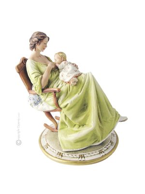 MÈRE DANS LE ROCKING CHAIR Figurine en porcelaine de Capodimonte faite à la main Made in Italy