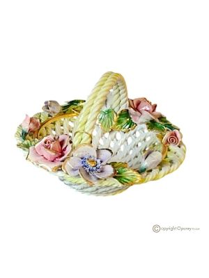 Centre de table, panier en céramique raffiné, enrichi de fleurs et de détails dorés, fait à la main.