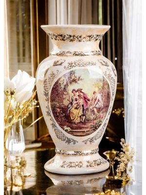 Vase en céramique fine, décoré de motifs baroques et de détails dorés, fait à la main.