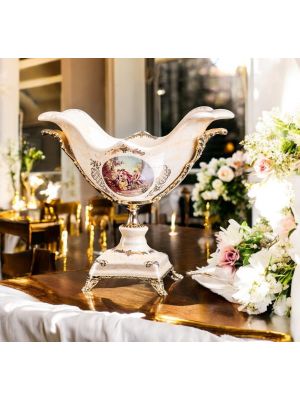 Présentoir à gâteaux en céramique fine, décoré de motifs baroques et de détails dorés, fait à la main.