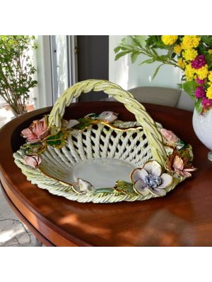 Centre de table en céramique, agrémenté de fleurs et de détails dorés, entièrement réalisé à la main.