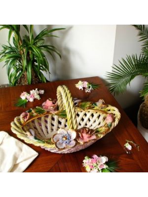 Centre de table, panier en céramique, agrémenté de fleurs et de détails dorés, fait main.