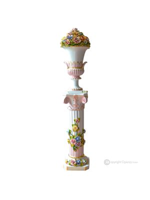 Vase avec colonne en céramique artistique, décoré de roses, de cristaux Swarovski et de détails dorés.