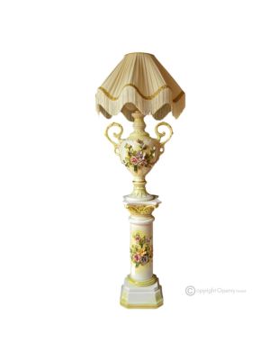 Lampe de table avec colonne en céramique de style baroque, décorée de fleurs et de détails dorés