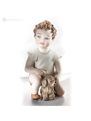 CHARLIE - Poupée en porcelaine finement travaillée, idéale pour les collectionneurs.