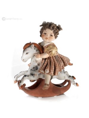DONODOLO HORSE F - Elégance intemporelle pour cette poupée en porcelaine artisanale.