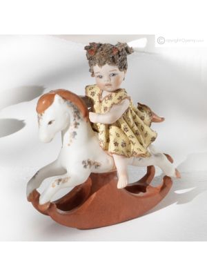 MIGNON HORSE F - Elégance intemporelle pour cette poupée en porcelaine artisanale.