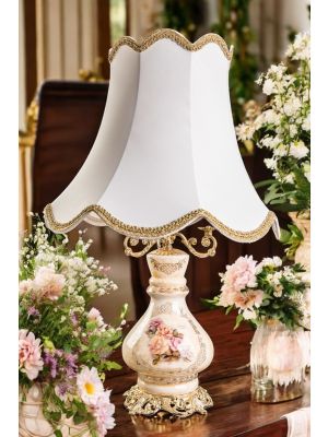 Lampe en céramique fine avec d'élégantes décorations florales et dorées, réalisée à la main.