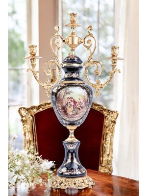 Candélabre à 4 flammes avec dame et chevalier en céramique supérieure, avec décorations en or, fait à la main.