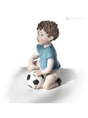 KICK - Objet raffiné, poupée Capodimonte réalisée avec soin artisanal.