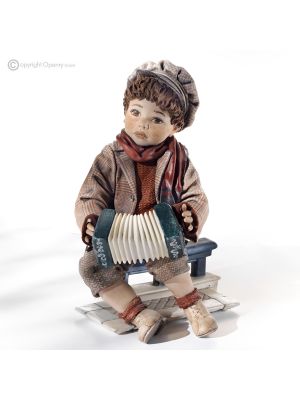 LITTLE BLUES - Objets de collection : musicien avec accordéon en porcelaine.