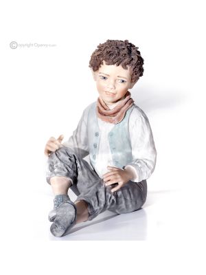 MATTEO - Figurine Capodimonte, garçon, une œuvre d'art en porcelaine fine.