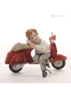 NININ - Porcelaine de Capodimonte, figure sur une vespa, élégance italienne.