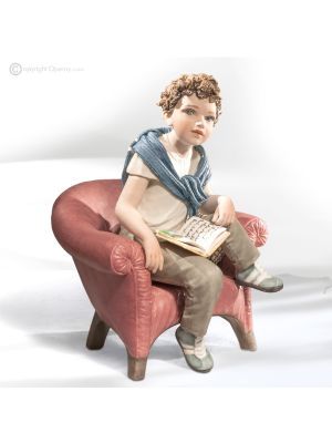 ROBERTO - Poupée en porcelaine fine décorée de détails raffinés.