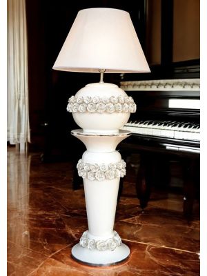 Lampe de table avec colonne en céramique artistique, décorée de roses, de cristaux et de détails en platine
