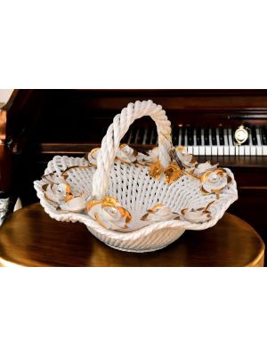 Centre de table prestigieux en céramique, avec roses et détails dorés, fait à la main.