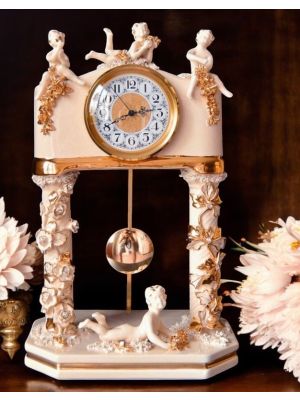 Horloge grand-père avec colonnes et amours, céramique de haute qualité, faite à la main.