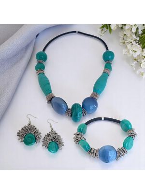 Parure raffinée avec d'authentiques perles de verre de Murano : collier, bracelet et boucles d'oreilles.