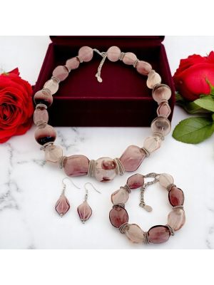 Collier, bracelet et boucles d'oreilles assorties dans un ensemble unique avec de véritables perles de Murano.