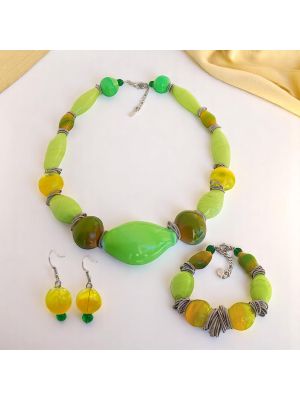 Ensemble élégant avec perles authentiques en verre de Murano : collier, bracelet et boucles d'oreilles.