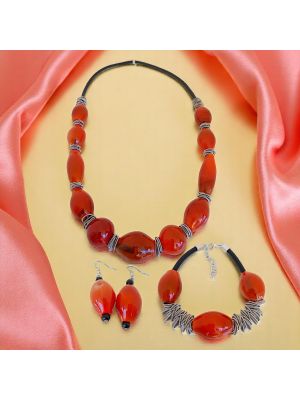 Parure raffinée avec d'authentiques perles de verre soufflé de Murano : collier, bracelet et boucles d'oreilles.
