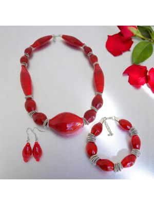 Ensemble élégant avec de véritables perles de verre de Murano : collier, bracelet et boucles d'oreilles.