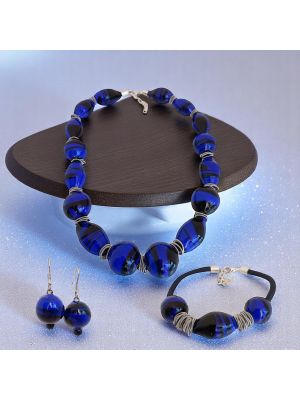 Ensemble composé d'un collier, d'un bracelet et de boucles d'oreilles, authentiques perles en verre de Murano soufflé.