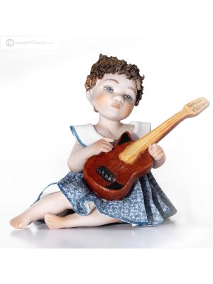 STAR Figurine en porcelaine, musicien avec guitare, une touche raffinée.