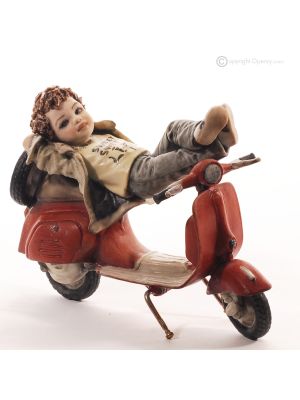 TOTO - Arte Capodimonte, figurine sur une vespa, qualité intemporelle.